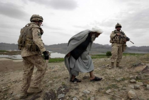 Kanadští vojáci a starý muž v afghánském Kandaháru.