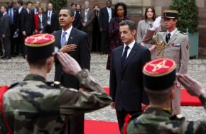 Francouzský prezident vítá kolegu z Bílého domu ve Štrasburku.