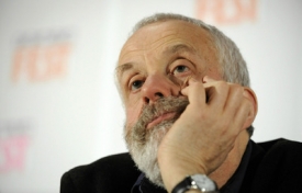 Režisér Mike Leigh.