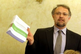 Náměstek Jindřich Kitzberger se podílí na přípravách státních maturit.