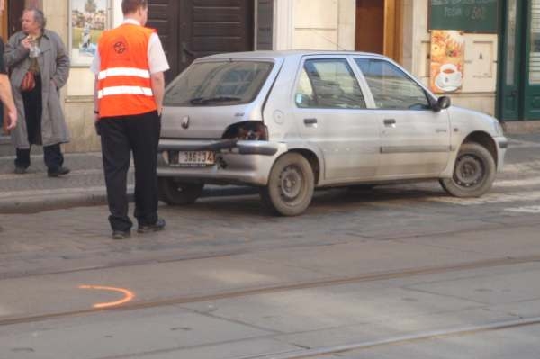 Auto má rozbitý zadní blinkr a poničený nárazník.