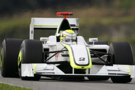 Jenson Button v brawnu na trati kvalifikace v Malajsii.