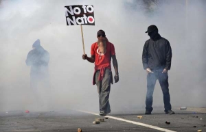 Se slzným plynem, s pepřovými spreji a obušky proti demonstrantům.
