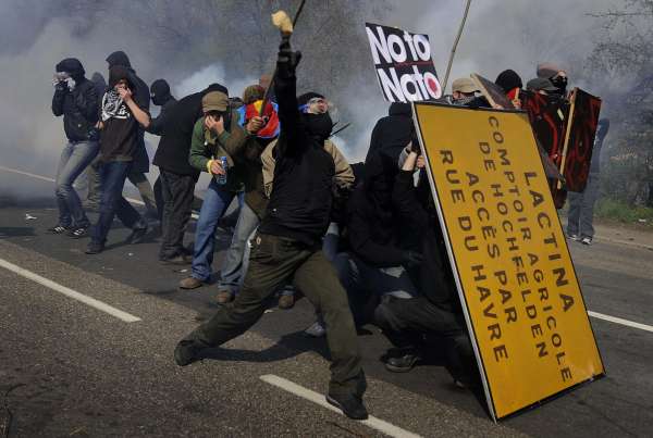 Demonstranti házejí kameny na francouzskou policii.