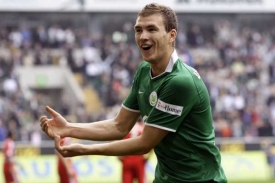 Exteplick&yacute; Džeko pomohl srazit na kolena Bayern Mnichov.