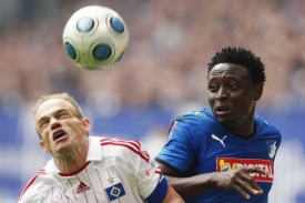 Jarol&iacute;m v souboji s Obasim z Hoffenheimu.