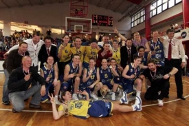 Basketbalistky USK oslavují neuvěřitelný úspěch. Basketbalistky USK oslavují neuvěřitelný úspěch.
