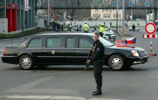 Obama kyne davům.