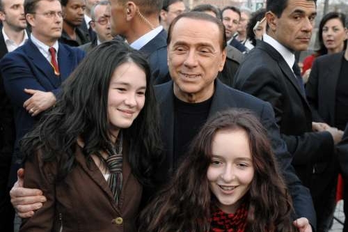 Silvio Berlusconi s českými děvčaty.