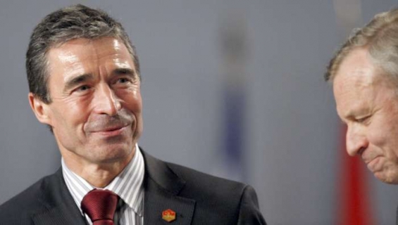 Rasmussen a Scheffer. Nový a starý šéf NATO.