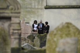 Obamovou prov&aacute;zel po hřbitově ředitel Pavl&aacute;t a kur&aacute;torka Sidenberg.
