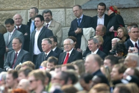 Čeští politici poslouchají projev Obamy.