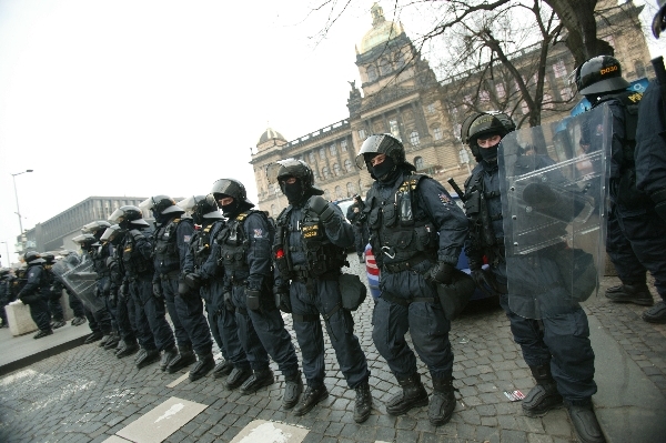 Těžkooděnci hlídali demonstranty po celé trase pochodu. 