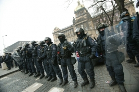 Těžkooděnci hlídali demonstranty po celé trase pochodu.