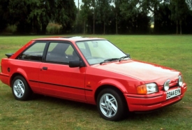 Escort se vyráběl i v několika sportovních verzích. Na snímku modernizované XR3i se vstřikováním benzínu.