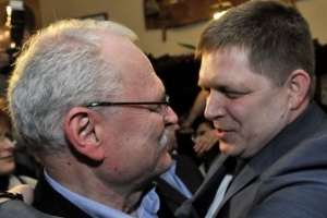 Premiér Robert Fico blahopřeje prezidentu Ivanu Gašparovičovi (vlevo).