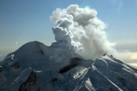 Sopka Mt. Redoubt při posledn&iacute;ch exploz&iacute;ch vyvrhla prach 15 km vysoko.
