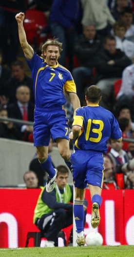 Ukrajinec Andrej Ševčenko (číslo 7).