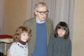 Woody Allen se sv&yacute;mi dětmi při loňsk&eacute; n&aacute;v&scaron;těvě Prahy.