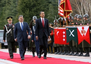 Turecký prezident s Obamou. Ten ho prý v sobotu přiměl ke kompromisu.