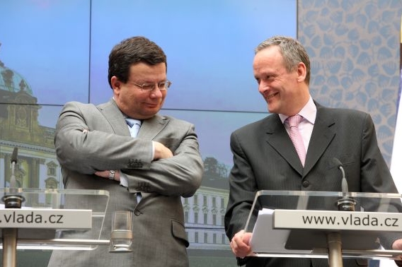 Alexandr Vondra a Cyril Svoboda po zasedání vlády v demisi. 