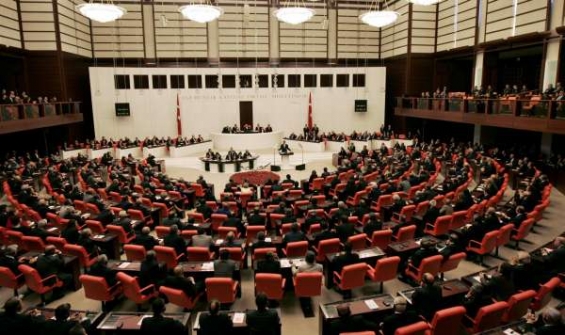 Obama v parlamentu Turky chválil, ale zmínil i ožehavá témata.