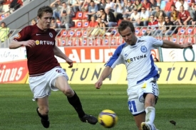 Zleva Juraj Kucka z pražské Sparty a Radek Dejmek z Liberce.
