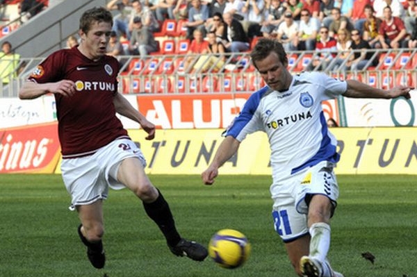 Zleva Juraj Kucka ze Sparty a Radek Dejmek z Liberce. 