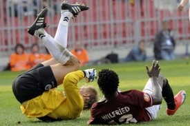 Brankář Slovanu Zlámal (vlevo) a Bony Wilfried ze Sparty. Brankář Slovanu Zlámal (vlevo) a Bony Wilfried ze Sparty.