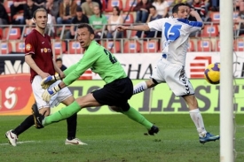 Andrej Kerič (vpravo) střílí úvodní gól zápasu. Andrej Kerič (vpravo) střílí úvodní gól zápasu.