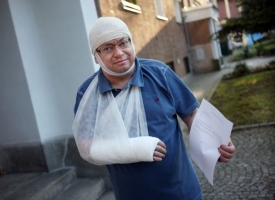 Václav Chvála. (Na fotce po incidentu, kdy jej napadli neznámí muži.)