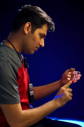 Autor technologie Pranav Mistry demonstruje virtuální klávesnici.