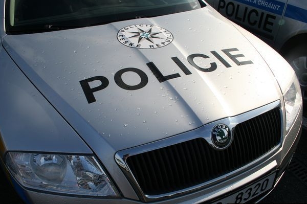 Žena vběhla pod policejní auto, prý se nerozhlédla.