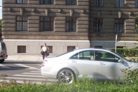Jak na druhou stranu k ministerstvu? Počkejte, až odjedou auta.