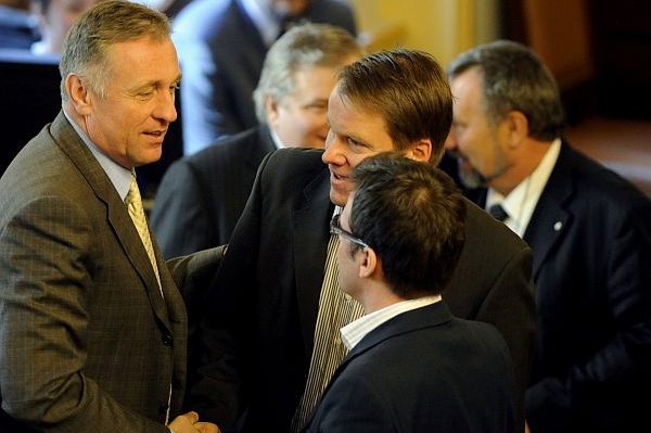 Cesta k předčasným volbám se otevírá, poslanci zkrátí volební období.