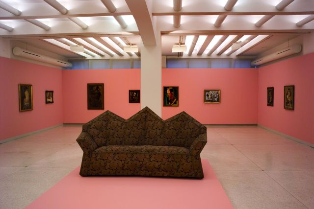 Pohled do expozice ve 3. patře Veletržního paláce. Pohled do expozice ve 3. patře Veletržního paláce.