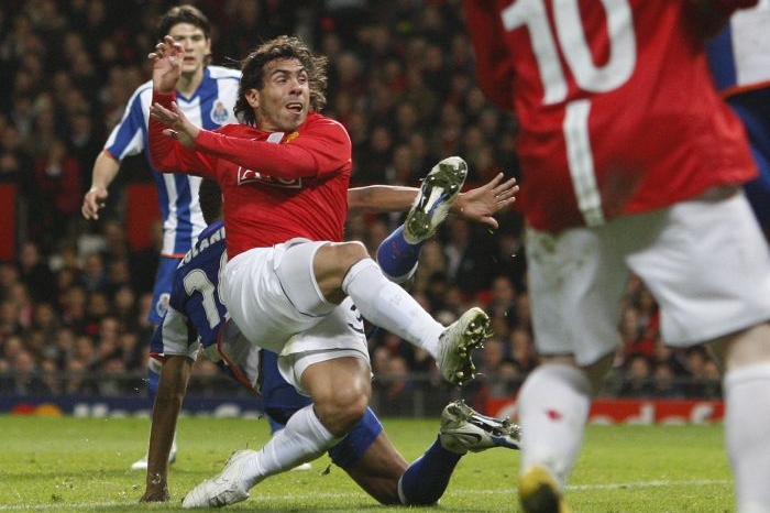 Útočník Manchesteru Tévez střílí branku do sítě Porta.