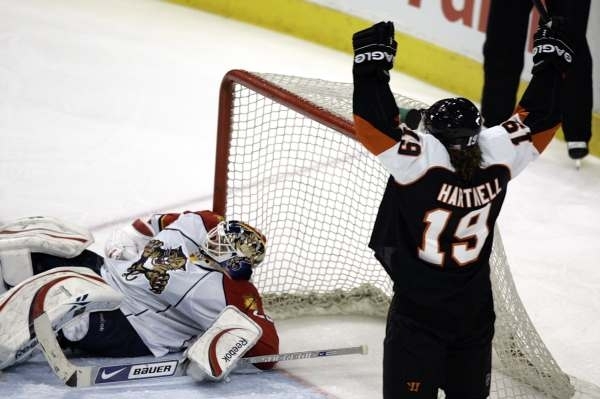 Brankář Floridy Tomáš Vokoun na zádech, raduje se Scott Hartnell.  