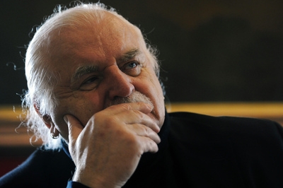 Milan Knížák zatím výběrové řízení absolvovat nemusí. 