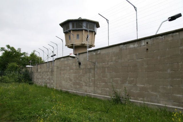 Jedna ze strážních věží vězení Stasi.