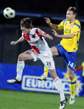 Jan Hošek ze Slavie v souboji s Karlem Kroupou ze Zlína. Jan Hošek ze Slavie v souboji s Karlem Kroupou ze Zlína.