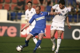 Ostravský Martin Lukeš v souboji s Radkem Gornerem ze Slovácka. Ostravský Martin Lukeš v souboji s Radkem Gornerem ze Slovácka.