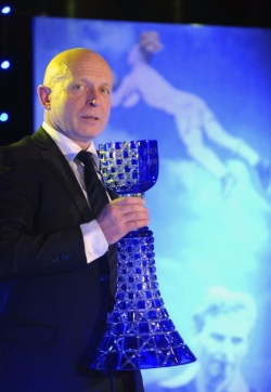 Kouč Slavie Karel Jarolím s cenou pro trenéra roku 2008.