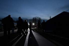 Vyděšení lidé ve městě Aquila trávili kvůli dalším otřesům noc venku.