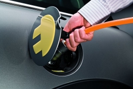 Nabíjení elektromobilů ve městech představuje jednu z překážek šíření.