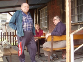 Václav Levý (vlevo) říká, že mu doma popadaly skleničky.