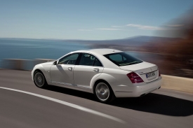 Mercedes S 400 Hybrid bude st&aacute;t kolem 2,3 milionu korun.