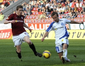 Sparťan Kucka (vlevo) v utkání s Libercem.