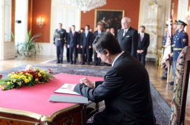 Ceremoniál na Hradě s premiérem Fischerem.