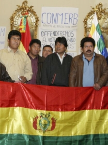 Evo Morales (druhý zprava) bojuje za práva bolivijských indiánů.